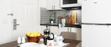 Kamar Premium, 1 Tempat Tidur Queen | Dapur pribadi | Lemari es, microwave, kompor, dan lemari pembeku