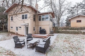 Terrace/patio - Amazing Lakefront Retreat On Long Lake! 2 Bedroom Home by RedAwning (Kalamazoo)