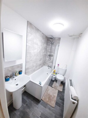 Combined shower/tub