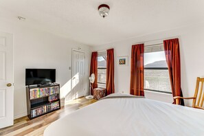 3 bedrooms, desk, iron/ironing board, travel cot