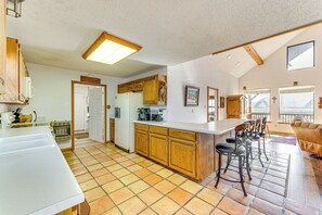 Fridge, microwave, stovetop, dishwasher