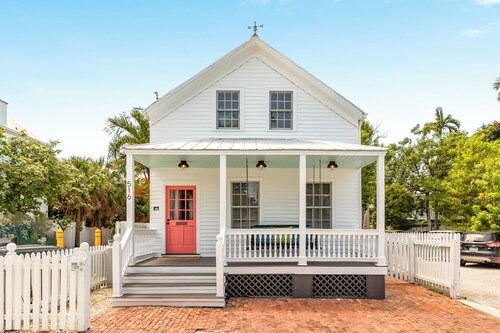 BAHAMA DREAMING ~ Incredibly Located 3 Bed, 2 Bath w/ Private Heated Pool!