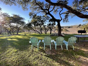 Outdoor dining - Charming Cottage with Modern Interior | Millie's Cottages Ruth (Canyon Lake)