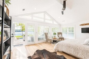 4 bedrooms, iron/ironing board, WiFi, bed sheets - Lakefront Home on Lake Oconee with Salt Water Pool and Hot Tub (Eatonton)