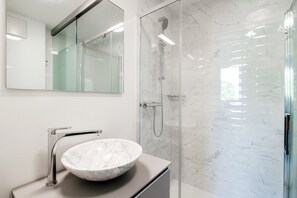 GREY STUDIO 9 | Badezimmer | Dusche, Haartrockner, Bidet, Handtücher