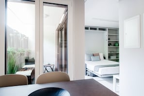 GREY STUDIO 9 | Area soggiorno | TV a schermo piatto 32 pollici con canali satellitari, TV