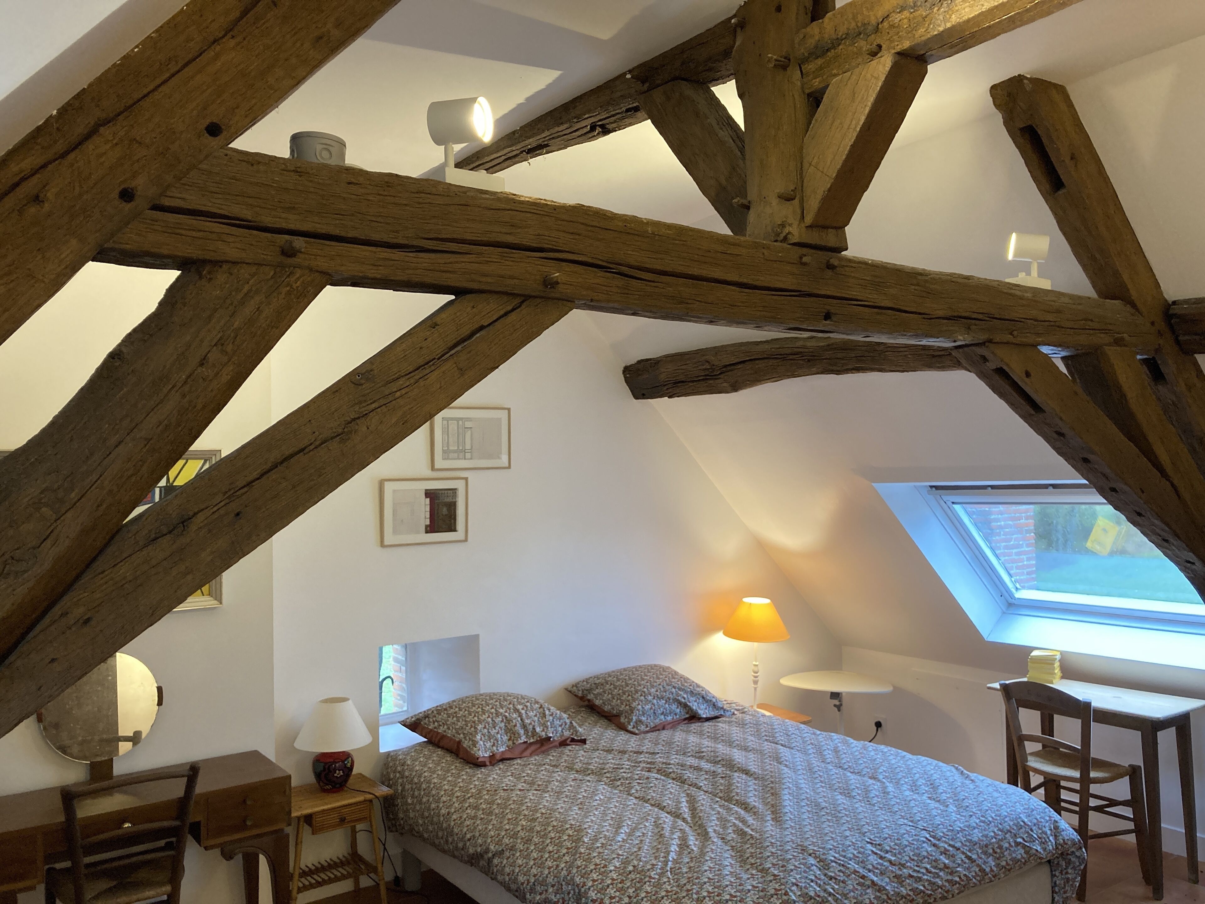 6 bedrooms, desk, iron/ironing board, travel crib