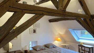 6 bedrooms, desk, iron/ironing board, travel cot