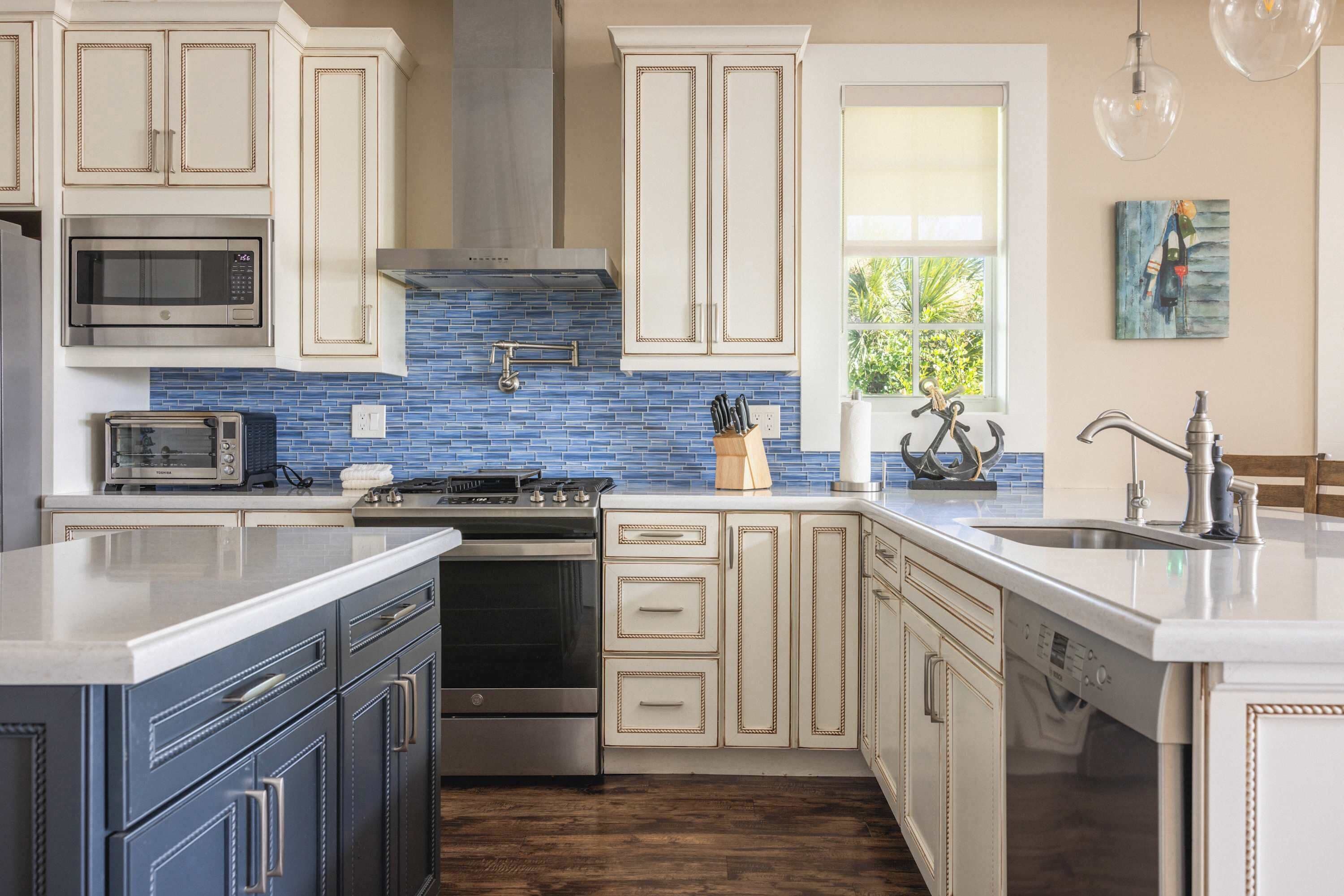 Frigorifero, microonde, piano cottura, lavastoviglie