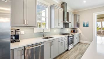 Refrigerador, microondas, horno, placa de cocina