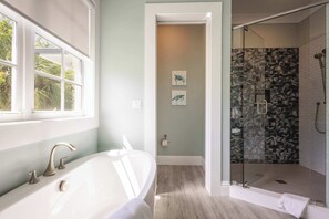 Bathtub, hair dryer, towels - Springtide House at Lunara Bay (Key West)