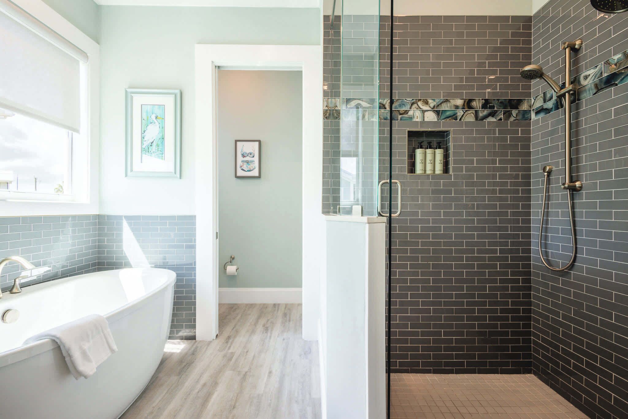 Baignoire, séchoir à cheveux, serviettes fournies