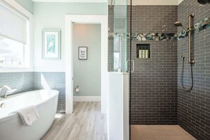 Baignoire, séchoir à cheveux, serviettes fournies