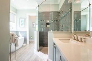Bathtub, hair dryer, towels - Waterlane House at Lunara Bay (Key West)