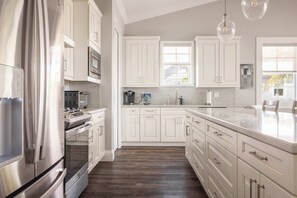 Kylskåp, mikrovågsugn, ugn och spishäll