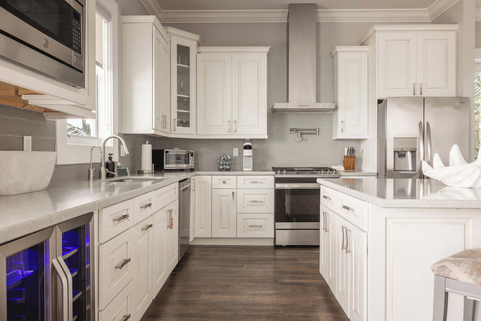 Kjøleskap, mikrobølgeovn, ovn og kokeplater