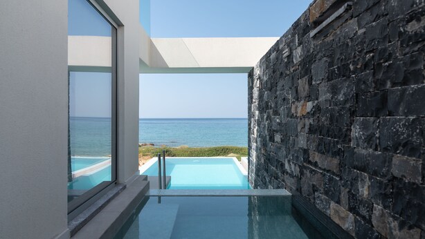 Una piscina infinita moderna con vistas despejadas al océano.