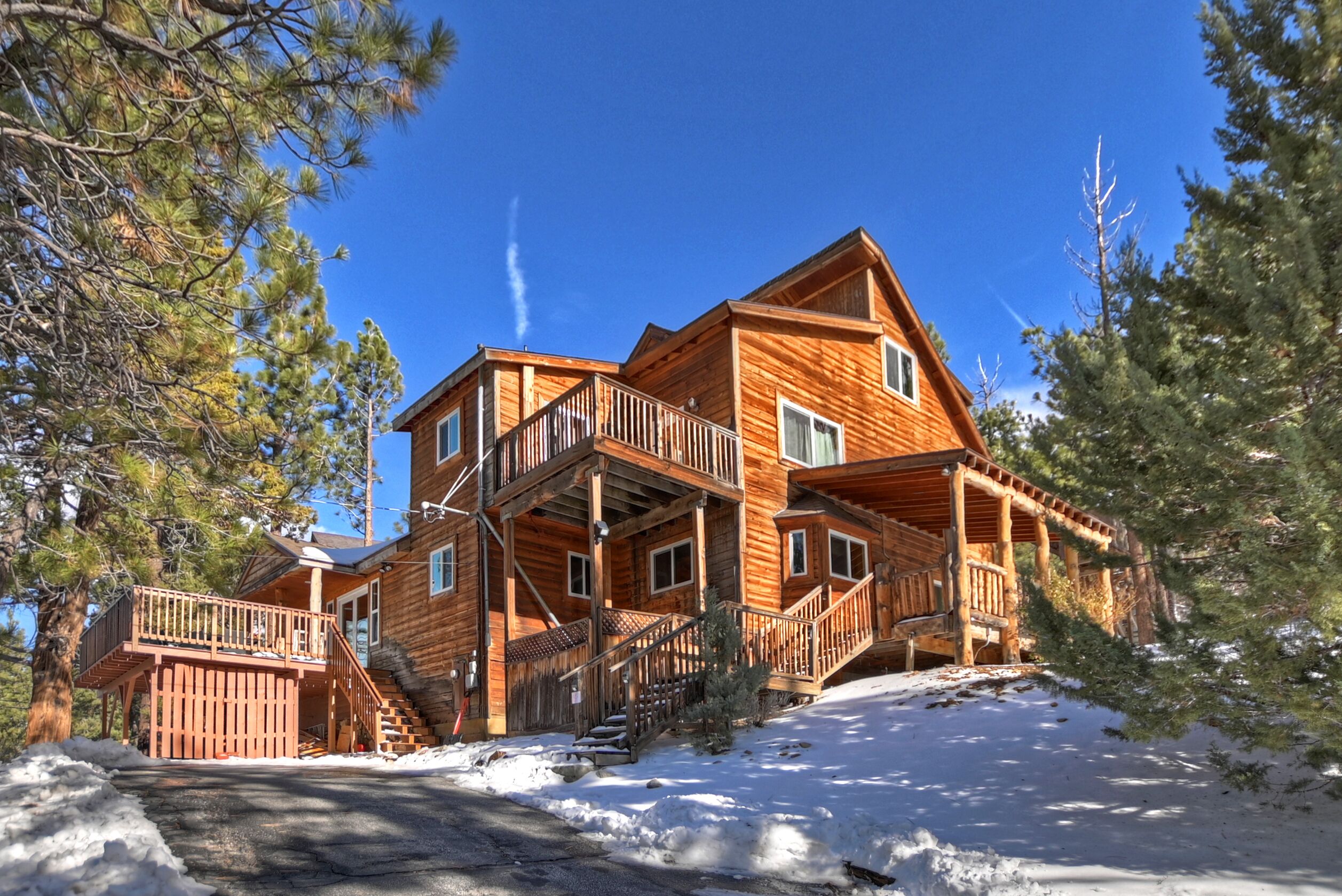 Large custom-built home with private hot tub, pool table, BBQ, spacious kitchen