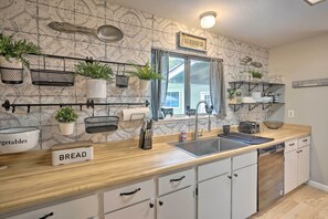 Fridge, microwave, stovetop, dishwasher - Forest-View Deck + Fire Pits: Pine Grove Retreat! (Pine Grove)