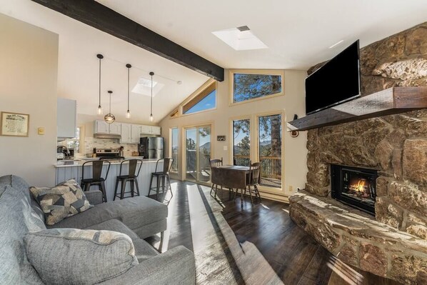 Televisión, chimenea y oficina 