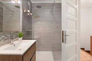 Een douche, een haardroger, handdoeken, toiletpapier