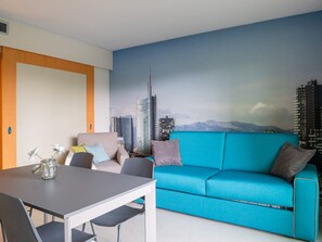 Deluxe Studio | Living area
