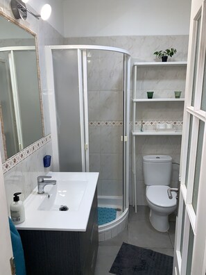 Dusche, Haartrockner, Handtücher, Toilettenpapier