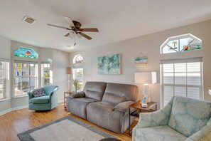 TV, DVD player, offices - Nettles Island Jensen Beach Home: Walk to Ocean! (Jensen Beach)