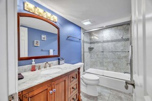 Douche, sèche-cheveux, serviettes fournies