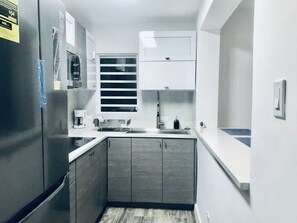 Kühlschrank, Mikrowelle, Herdplatte, Wasserkocher mit Kaffee-/Teezubehör