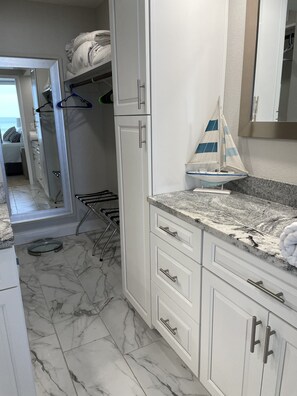 2 bedrooms, iron/ironing board, free WiFi, bed sheets - Oceanfront, non-drive beach, heated pool, sport courts, gym (Daytona Beach Shores)