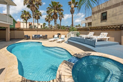 Family Beach House 4BR with Heated Pool and Spa.  Only 200 steps to the sand!