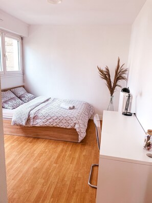 4 soverom, skrivebord, lydisolert og strykejern/-brett