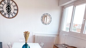 Una cocina moderna con encimera blanca, armarios de madera y ventana con vistas.