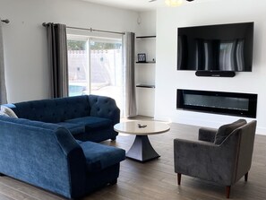 Smart TV - Fresh 4 bedroom pool jacuzzi close to the Strip (Las Vegas)