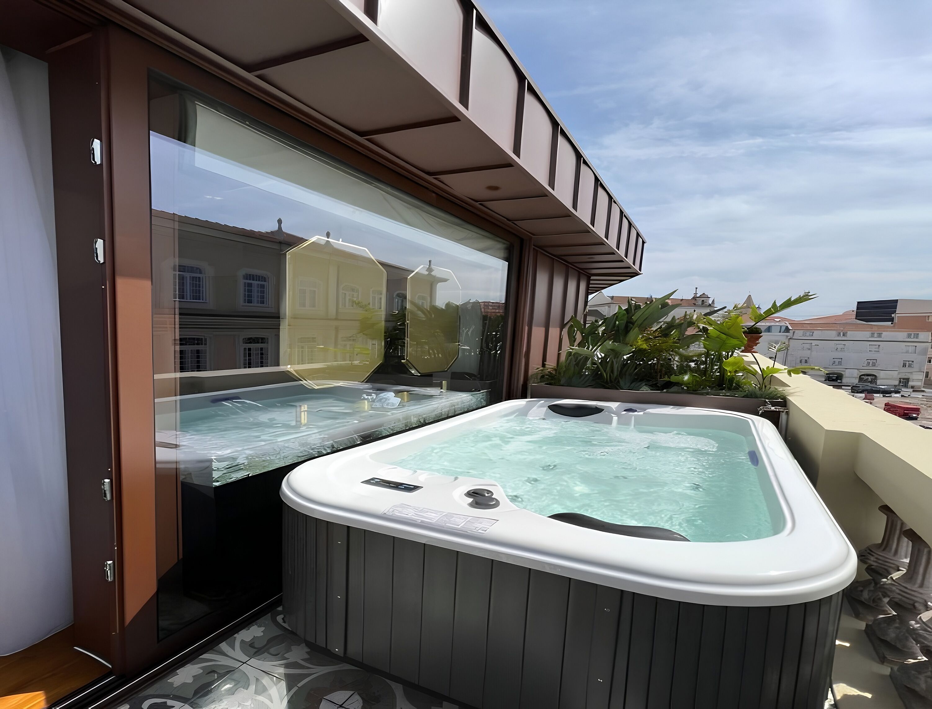 Superior Suite with Balcony | Literie de qualité supérieure, coffres-forts dans les chambres