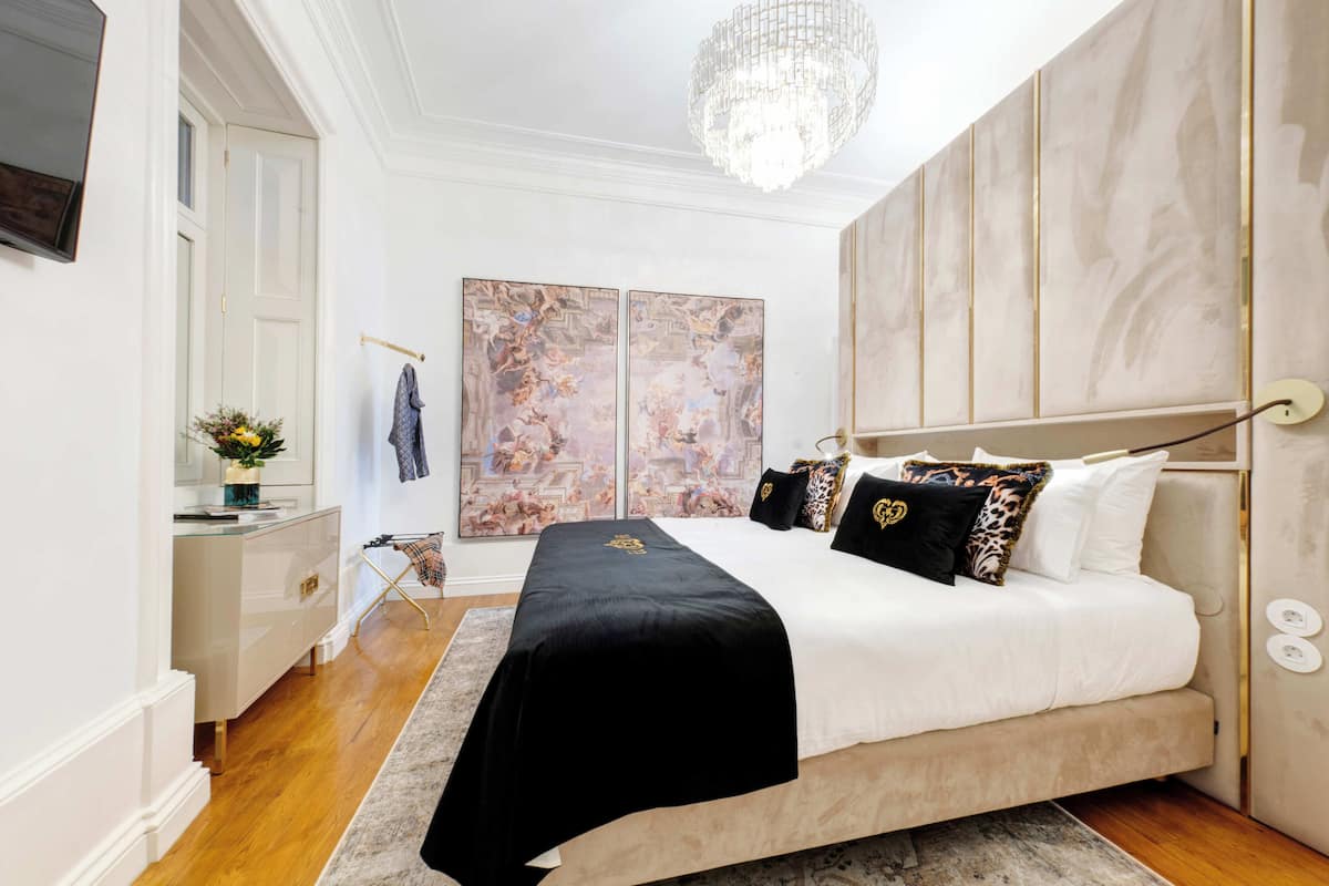 Premium bedding, in-room safe, individually decorated