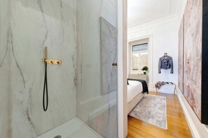 Deluxe Interior View | Baño | Regadera, regadera tipo lluvia, amenidades de baño gratuitas 