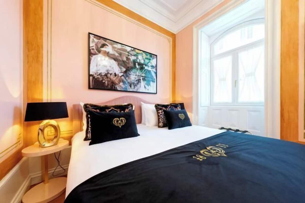 Ropa de cama de alta calidad y caja de seguridad en la habitación 