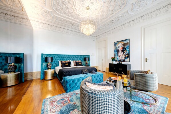 Master Suite | Sängtillbehör av högsta kvalitet och värdeförvaringsskåp på rummet