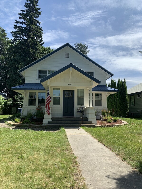 Exterior - Great Location, relax by Sandpoint City Beach Park or shop downtown (Sandpoint)