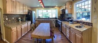 Great Location, relax by Sandpoint City Beach Park or shop downtown