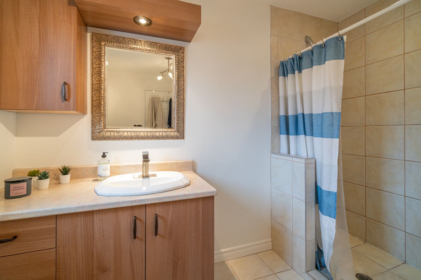 Kombination af bruser/badekar, hårtørrer, håndklæder, Sæbe