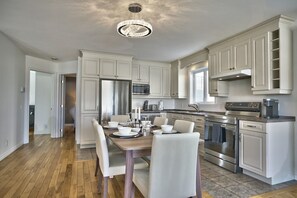 Fridge, microwave, oven, stovetop - Dynamite 2-Bedroom House WiFi Garage Sleeps 6 (Sherbrooke)