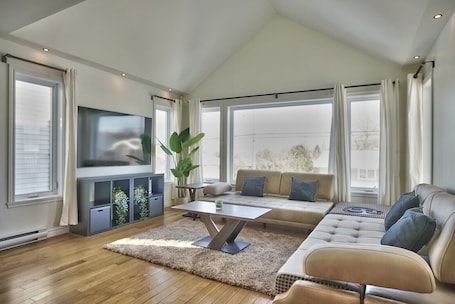 Smart TV. Dynamite 2-Bedroom House WiFi Garage Sleeps 6