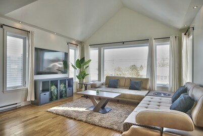 Dynamite 2-Bedroom House WiFi Garage Sleeps 6