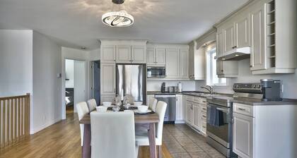 Dynamite 2-Bedroom House WiFi Garage Sleeps 6
