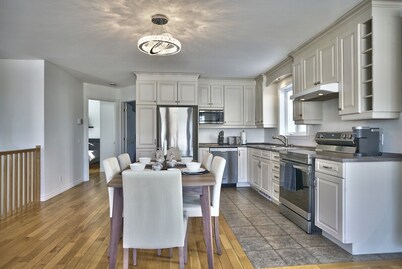 Dynamite 2-Bedroom House WiFi Garage Sleeps 6