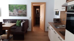 ثلاجة، ميكروويف، فرن، موقد طهي مسطح