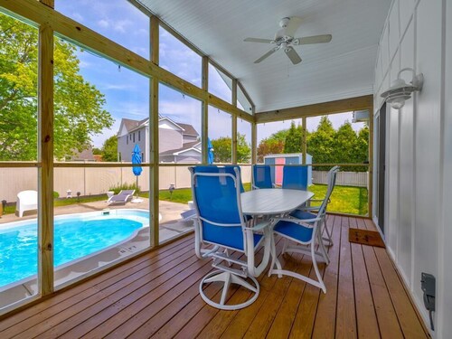 Renovated Cool House / Private Heated Pool / Short Walk to Beach / Sleeps 10